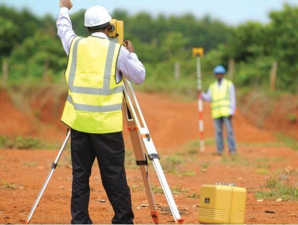 Equipo topográfico en acción