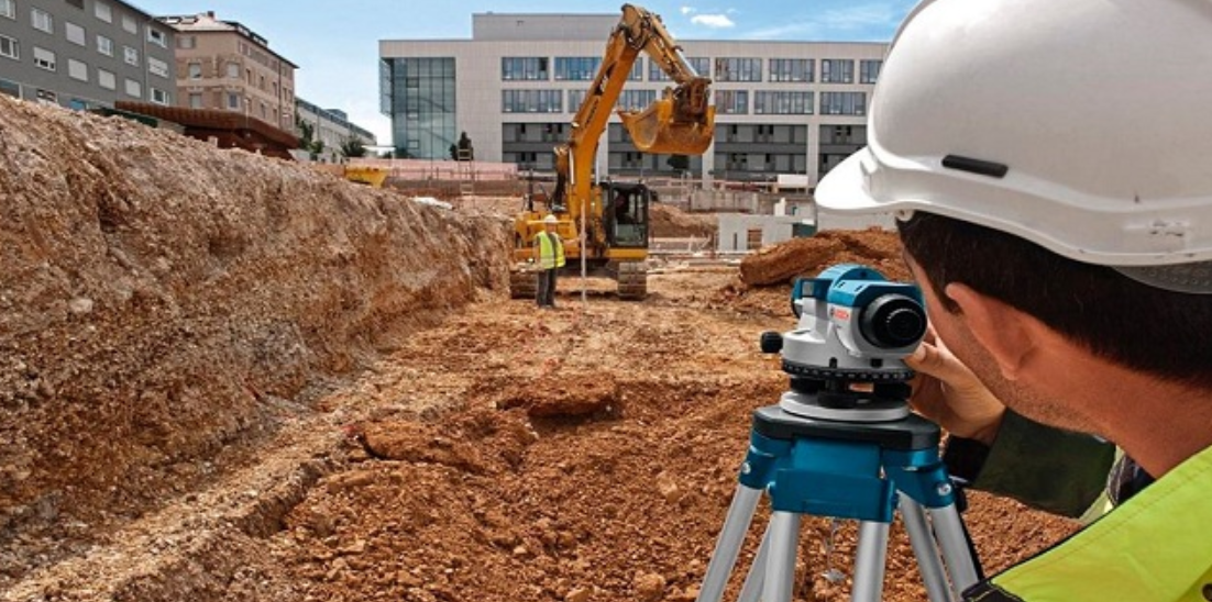 Equipo de topografía en campo
