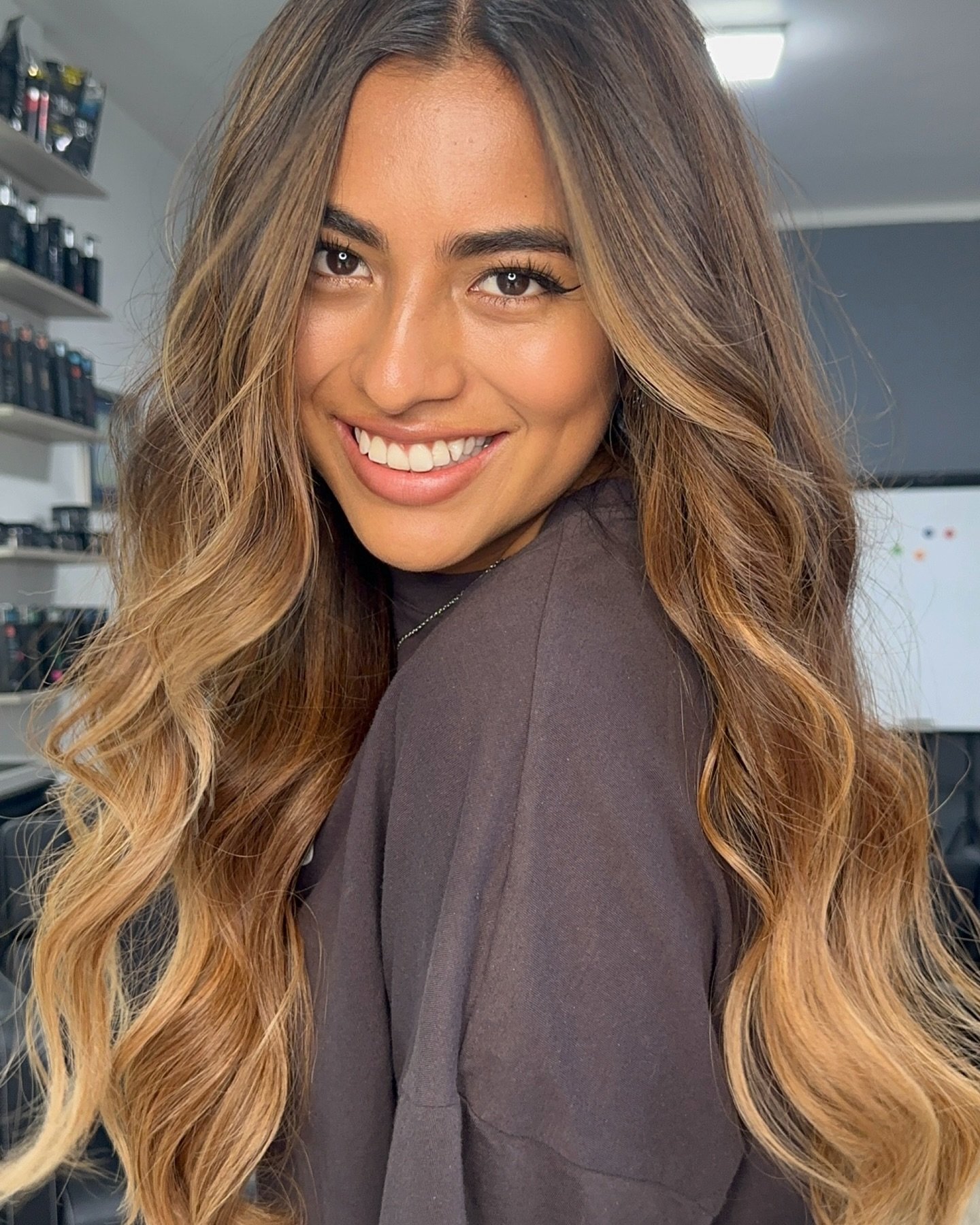 Balayage morena iluminada sonriendo - resultado en Quito